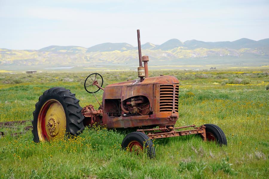 Tractor, Carizzo Plains